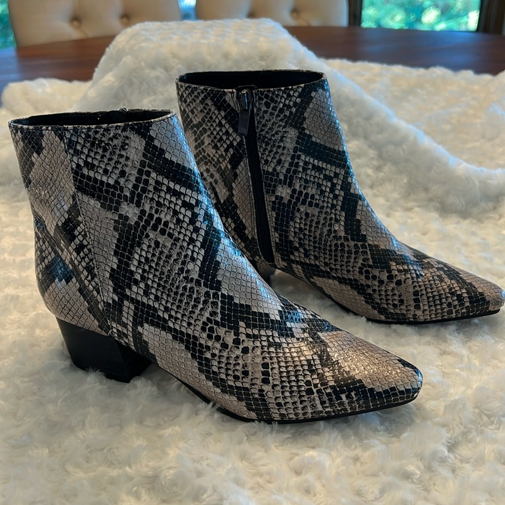 Marc Fisher Tammea2 snake print leather boots sz 7.5